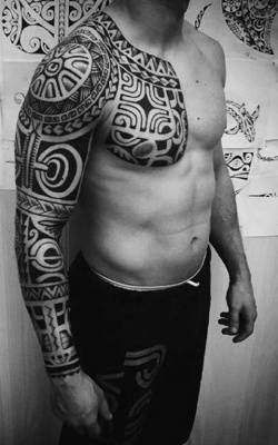  Tatouage maori, polynésien sur la poitrine, l'épaule et le bras